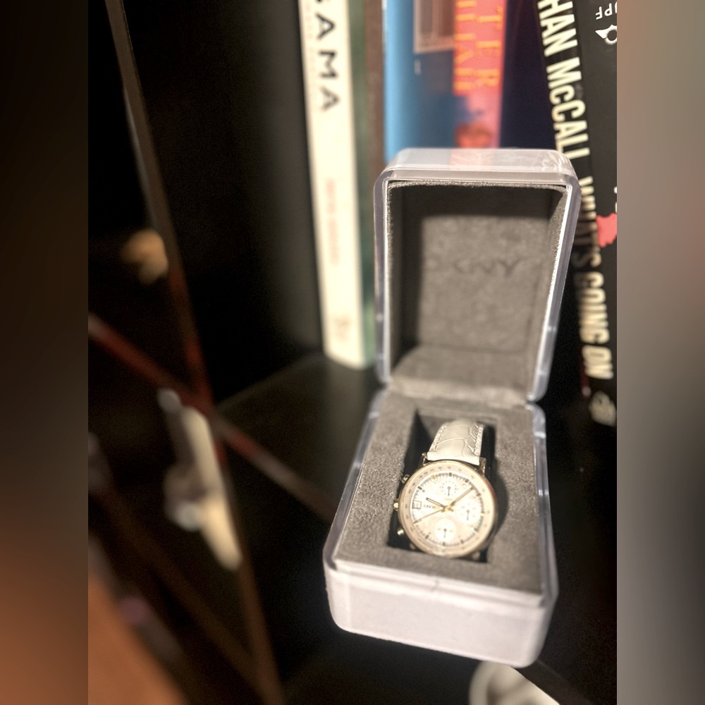 Woman’s  DKNY watch with white leather band - Picture 4 of 6